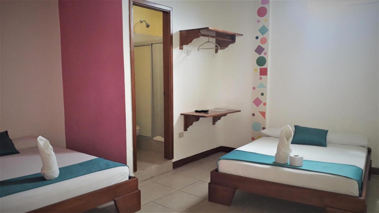 Hostal El Pinzon Puerto Ayora  Zewnętrze zdjęcie