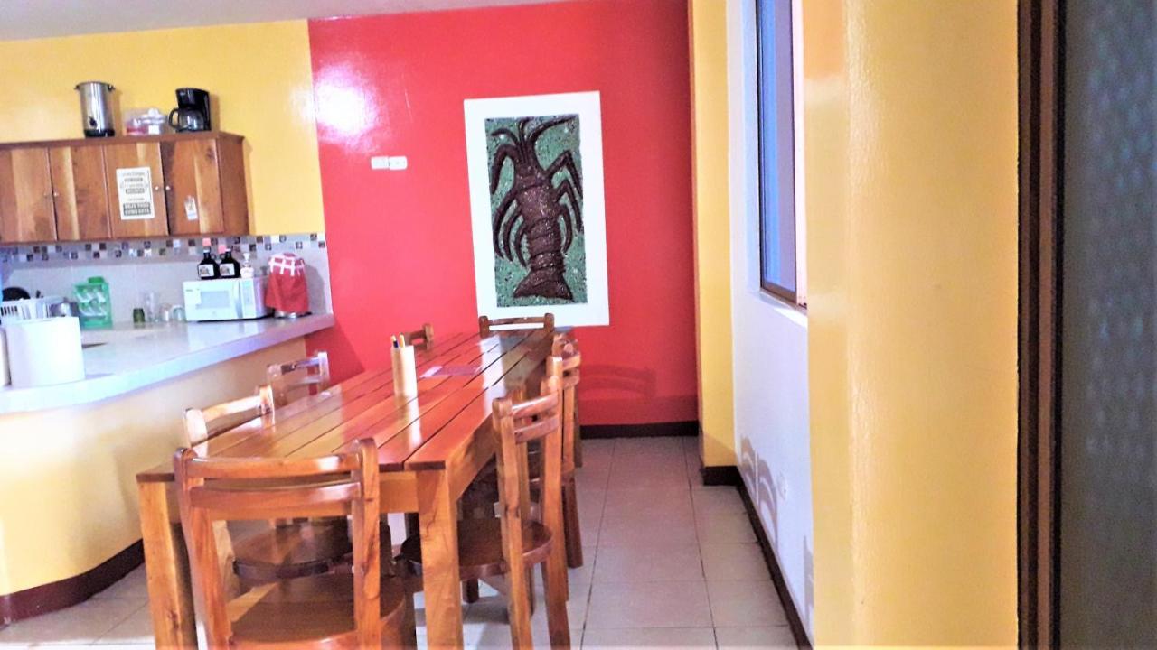Hostal El Pinzon Puerto Ayora  Zewnętrze zdjęcie