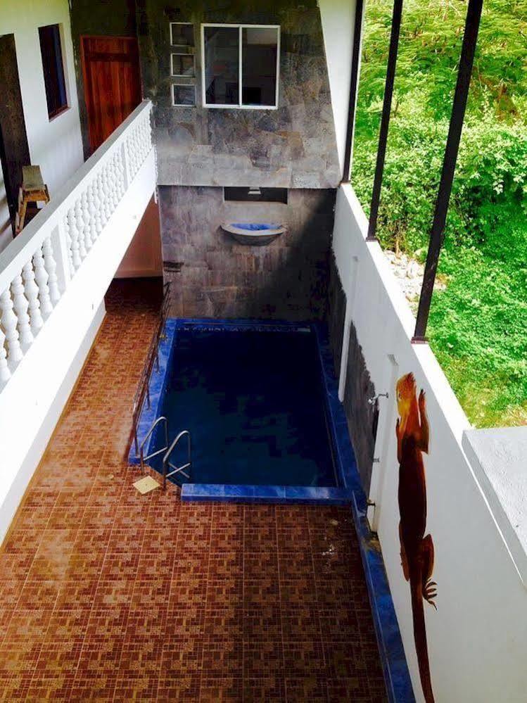 Hostal El Pinzon Puerto Ayora  Zewnętrze zdjęcie